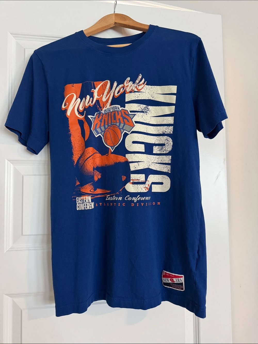 New Era Men’s Blue New York Knicks Graphic Tee with Orange & White Print